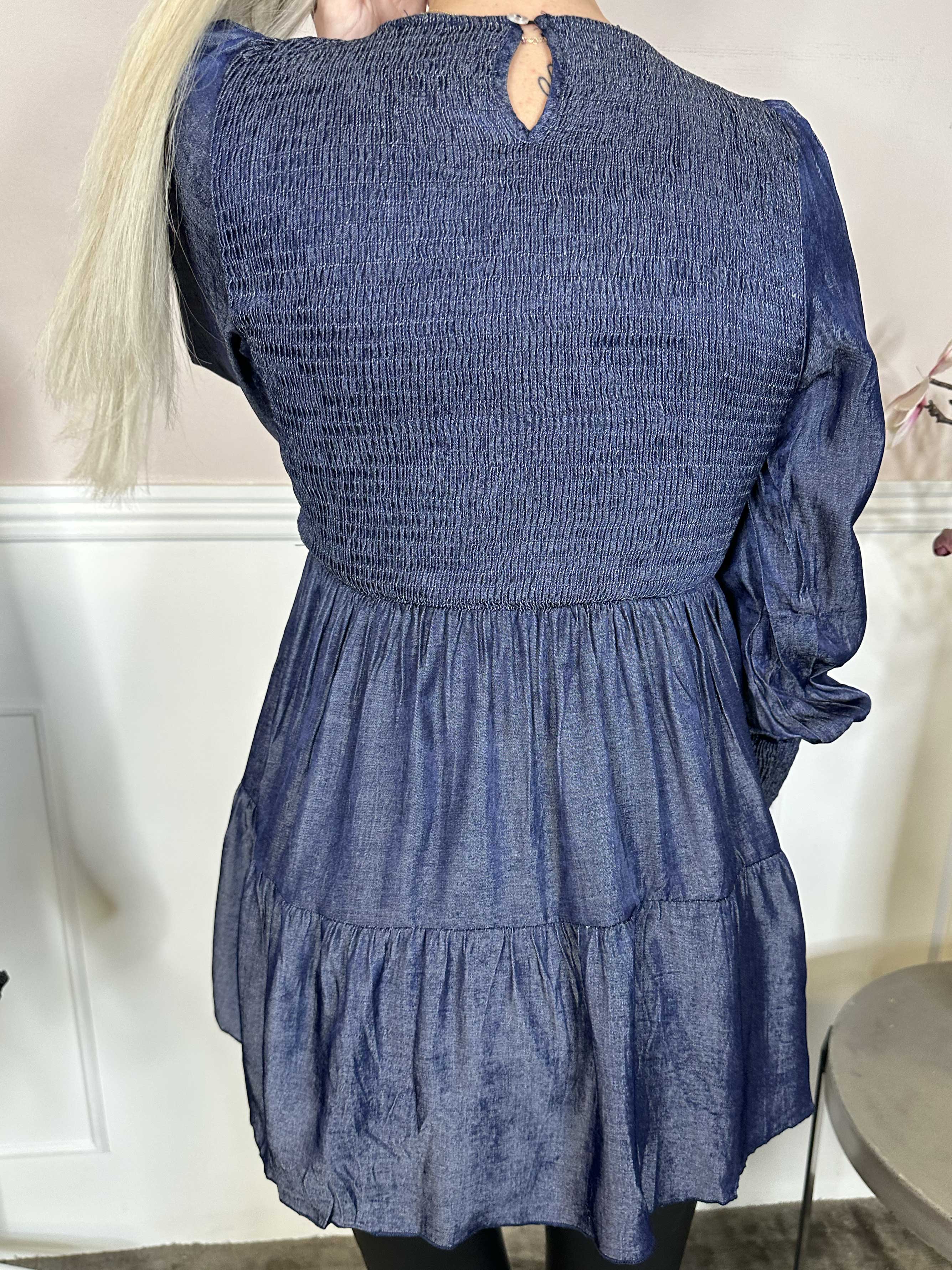 Kelly Denim Shirt - Elastisk bluse med smock henover brystet